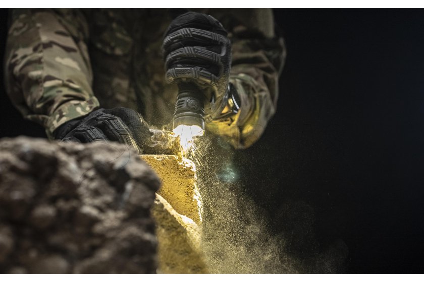 Zaklamp Armytek Dobermann PRO MAX wit licht